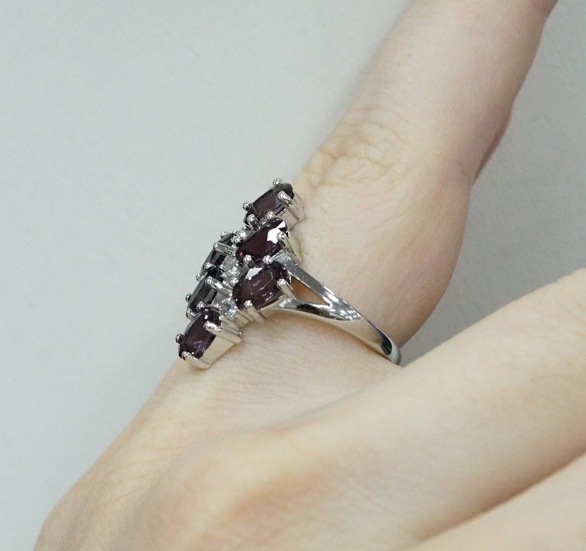 Серебряное кольцо с разноцветной шпинелью